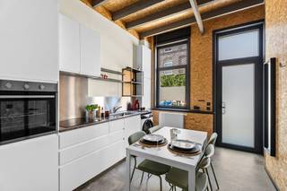 <p>Ben jij op zoek naar je eigen hippe stek in Gent, waar je letterlijk alleen nog je verhuisdozen hoeft uit te pakken? In 2024 werd de woning van onder tot boven gestript en getransformeerd tot een hypermodern, energiezuinig stadsnest met een uitstekend <strong>EPC B-label</strong>.</p><h3><strong>Vier verdiepingen vol slim design</strong></h3><p>Vergeet standaard indelingen; dit huis benut elke vierkante meter optimaal via een slimme, verticale flow:</p><ul><li><p><strong>De Foodie-Basis (Gelijkvloers):</strong> Binnenkomen doe je in de moderne designkeuken. Uitgerust met alle nodige toestellen en slimme opbergmogelijkheden is dit dé plek voor gezellige ontbijtjes of een snelle hap voor je de stad in trekt.</p></li><li><p><strong>The Lounge (1e verdieping):</strong> Een trap hoger vind je de knusse, lichtrijke leefruimte. Compact, maar perfect ontworpen om te onthaasten na een drukke werk- of studiedag.</p></li><li><p><strong>De Suite (2e verdieping):</strong> Privacy troef op de tweede etage, die volledig is ingericht als slaapkamer met een aansluitende, moderne <em>en suite</em> douchekamer.</p></li><li><p><strong>De Bonus (Zolder & Kelder):</strong> Onder het gloednieuwe, geïsoleerde dak schuilt een prachtig afgewerkte zolder. Wordt dit jouw rustige thuisbureau of een creatief atelier? Extra spullen die je liever uit het zicht hebt, kun je moeiteloos opbergen in de droge kelder.</p></li></ul><h3><strong>Alles binnen handbereik</strong></h3><p>De locatie?<strong> Rustig wonen in een bruisende buurt. </strong> Gelegen in een rustig en gezellig straatje, maar met alle troeven van de stad binnen handbereik. Je vindt hier supermarkten, hippe koffiebars en restaurants om de hoek. Station Gent-Dampoort ligt op amper 7 minuten wandelen (ideaal voor Brussel/Antwerpen) en met de fiets sta je in minder dan 10 minuten op de Korenmarkt.</p><h3><strong>Voor wie is dit een match?</strong></h3><p>Dit instapklare pareltje is onmiddellijk beschikbaar en leent zich perfect voor:</p><ol><li><p><strong>Starters of koppels</strong> die een zorgeloze eigen thuis zoeken in Gent.</p></li><li><p><strong>Ouders</strong> die een veilige, kwalitatieve en waardevaste studentenwoning zoeken voor hun kinderen.</p></li><li><p><strong>Beleggers</strong> die mikken op een slimme vastgoedinvestering.</p></li></ol><p><strong>Klaar om te komen kijken?</strong> </p><p>Mis deze unieke Gentse kans niet en plan snel je bezoek!</p><p>Ellen : 0475.400.770 - ellen@altro-vastgoed.be</p>