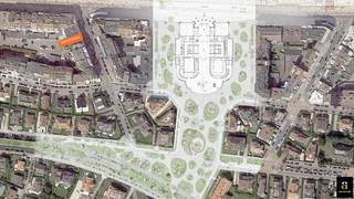 In een rustige zijstraat van het Albertstrand, op amper 50 m van zee en strand, bevindt zich deze stijlvolle penthouse in de nieuwbouwresidentie Des Étoiles. Een locatie met blijvende meerwaarde dankzij de heraanleg van de Casino-wijk en het toekomstige landschapspark.<br /><br />Op de zevende verdieping: inkomhal met vestiaire en gastentoilet, een ruime leefruimte met zijdelings zeezicht en toegang tot het zonneterras. De open, volledig ingerichte keuken met eetgedeelte sluit aan op het achterterras. Beide terrassen zijn afgewerkt met houten beplanking. Praktische berging met aansluiting voor wasmachine en rolluiken op de achtergevel.<br /><br />Op de achtste verdieping: twee volwaardige slaapkamers, elk geschikt voor een dubbel bed, en een stijlvolle douchekamer uitgevoerd in Aqua Sensa (mortex-afwerking).<br /><br />De penthouse onderscheidt zich door zijn plafondhoogte van 2,60 m, vloerverwarming op geothermie (verwarming én koeling) en Hongaars-puntparket in het hele appartement, behalve in keuken, gastentoilet, natte cellen en masterbedroom. Alle binnendeuren zijn strakke blokdeuren (type Xinix). In het gebouw is een kelder met fietshaken voorzien.