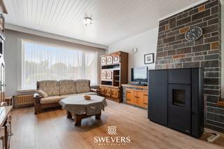 Voor meer info en foto’s, surf naar www.swevers.be – Deze open bebouwing in Beringen, gelegen aan de Everselstraat 144, biedt een mooie opportuniteit voor wie op zoek is naar een ruime woning met een praktische indeling en mogelijkheden om deze verder naar eigen smaak te moderniseren. De woning uit 1966 is een splitlevelwoning, wat zorgt voor een speelse en niet-klassieke indeling. De bewoonbare oppervlakte bedraagt 184 m², aangevuld met een zolder van 21,18 m² die dankzij de vernieuwde en bijkomend geïsoleerde afwerking kan dienen als extra slaapkamer, speelruimte, hobbykamer of bureau.<br /><br />Via de centrale inkomhal bereikt u de verschillende ruimtes. De woonkamer van ca. 30 m² geniet van een mooie lichtinval en biedt voldoende plaats voor een zit- en eethoek. Aansluitend bevindt zich de keuken (9,20 m²) met directe toegang tot het terras. De nachthal leidt naar drie slaapkamers, waarvan twee ruime kamers van elk ca. 14 m² en een derde kamer van 8,70 m², ideaal als kinder-, bureau- of hobbyruimte. De badkamer werd vernieuwd en biedt een aangename, hedendaagse basis. Ook de elektriciteit werd recent vernieuwd en is conform.<br /><br />Bovenop deze indeling is er nog de vernieuwde en bijkomend geïsoleerde zolderruimte van 21,18 m² met extra mogelijkheden voor polyvalent gebruik. Buiten sluit het terras aan op de leefruimte en kijkt uit op de tuin, georiënteerd naar het noordoosten. Het perceel van 6a 44ca biedt mogelijkheden om een aangename en private buitenruimte te creëren. Verder is er een kelder van 45,20 m², geschikt voor opslag of hobbyruimte, en een inpandige garage voor extra comfort. De ligging is vlot bereikbaar, met voorzieningen en restaurants op korte afstand.<br /><br />Deze ruime woning combineert een degelijke basis met reeds verschillende vernieuwde elementen en biedt nog mogelijkheden om verder naar eigen smaak in te richten en te moderniseren. Voor meer informatie, bel 011 255 155.<br /><br />Bron bewoonbare oppervlakte: EPC – verslag. Dit pand is onderworpen aan de renovatieverplichting van de Vlaamse overheid voor residentiële gebouwen (behoudens bij sloop binnen 5 jaar na de aankoop). Consulteer voor meer informatie de website van het Vlaams Energie- en Klimaatagentschap via https://www.vlaanderen.be/een-huis-of-appartement-kopen/renovatieverplichting-voor-residentiele-gebouwen.