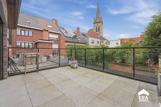 <p>Modern duplexappartement in het centrum van Poperinge met 3 slaapkamers en een energiezuinig EPC-label B.</p>
<p> </p>
<p>Dit verzorgde appartement uit 2015 combineert hedendaags wooncomfort met een rustige én centrale ligging in Poperinge. Gelegen in een rustige zijstraat van de Casselstraat, bevindt u zich op wandelafstand van winkels, horeca en alle dagelijkse voorzieningen.</p>
<p> </p>
<p>Met maar liefst 155 m² bewoonbare oppervlakte, verdeeld over twee verdiepingen, geniet u van uitzonderlijk ruime woonvolumes en een praktische indeling. Het appartement beschikt over 3 slaapkamers, 2 badkamers, een aparte bureauruimte en een lichtrijke leefruimte.</p>
<p> </p>
<p>De absolute troef is het ruime, zuidgerichte terras, waar u de hele dag kunt genieten van de zon en rust.</p>
<p> </p>
<p>Belangrijkste ruimtes:<br />• Ruime living met veel lichtinval<br />• Functionele keuken met praktische indeling<br />• 3 volwaardige slaapkamers<br />• 2 badkamers voor extra comfort</p>
<p> </p>
<p>Troeven:<br />• Appartement gebouwd in 2015<br />• Centrale ligging in het centrum van Poperinge<br />• Energiezuinig met EPC-label B<br />• Mogelijkheid tot aankopen parkeerplaats<br />• De keuken en verdere afwerking kunnen nog volledig naar eigen smaak gekozen worden en zijn inbegrepen in de prijs.</p>
<p> </p>
<p>Neem vandaag nog contact op met je ERA-makelaar voor een bezoek.</p>
<p> </p>
<p>JOUW DROOMAPPARTEMENT. ZO GEVONDEN!</p>