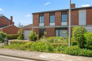 <p><span><strong>Halfopen bebouwing in Wilsele met tuin, garage en uitstekende ligging</strong></span></p><p>In de rustige en aangename Poelstraat te Wilsele bevindt zich deze halfopen bebouwing, ideaal gelegen vlakbij scholen, winkels, Sportoase en met een vlotte verbinding naar Leuven, Aarschot en de E314. Een perfecte combinatie van rustig wonen en een centrale bereikbaarheid.</p><p>De woning verwelkomt u via de inkomhal met gastentoilet en leidt verder naar de lichtrijke leefruimte met gezellige open haard. Dankzij de grote raampartijen geniet u hier van veel natuurlijk licht en een mooi zicht op de tuin, die rechtstreeks toegankelijk is vanuit de woonkamer. De keuken sluit praktisch aan op de garage en biedt eveneens een vlotte toegang tot de buitenruimte. Op de eerste verdieping bevinden zich drie volwaardige slaapkamers en een badkamer uitgerust met een bad en lavabo.</p><p>Vooraan beschikt de woning over een voortuin vol kruiden, een oprit en een garage, wat zorgt voor voldoende parkeergelegenheid en extra comfort.</p><p>Deze woning biedt een uitstekende basis voor wie op zoek is naar een gezinswoning met veel potentieel op een gegeerde locatie in Wilsele. <span><strong>Interesse? bel of mail ons vandaag nog voor een afspraak op 016 229 228 of office@outlook.be</strong></span></p><p>EPC 223 kWh/m² UC: 3809924-Label C<br />Wg-Gdv-Gvkr-Gvv</p>