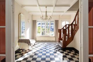 Locatie
Dit charmante herenhuis is gelegen op de Herentalsebaan in Deurne, vlak onder het Rivierenhof. Dankzij de centrale ligging bevinden winkels, scholen, openbaar vervoer en belangrijke invalswegen zich op korte afstand.
Indeling
Via de authentieke inkomhal komt u in de lichtrijke leefruimte met open, volledig geïnstalleerde keuken en toegang tot de tuin. Op de eerste verdieping bevinden zich een masterbedroom, een tweede ruime kamer en een badkamer met ligbad. De tweede verdieping is ingericht als een apart appartement met leefruimte, keuken, twee slaapkamers en een vernieuwde badkamer. Verder beschikt de woning over een kelder, garage, oprit en zonnige tuin.
Troeven
• 284 m² bewoonbare oppervlakte
• Mogelijkheid tot kangoeroewonen
• Garage en oprit voor meerdere wagens
• Zonnige tuin en ruim terras
• Authentieke elementen
• Centrale ligging nabij Rivierenhof
Technisch
• EPC 233 kWh/m² (label C – geen renovatieplicht)
• PVC ramen met hoogrendementsglas
• Dak geïsoleerd
• CV op aardgas (condensatieketel 2013)
Vragen of bezoek plannen? +32 473 39 56 41 of 03 345 88 99
Benieuwd naar de waarde van uw woning? Vraag een vijrblijvende schatting aan bij charlotte@bauwensvastgoed.be