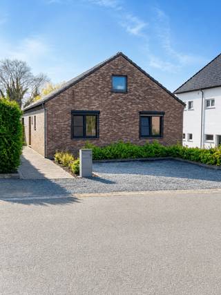 Woning met loods/werkplaats op KMO-zone — Tongeren<br /><br />Unieke opportuniteit voor wie wonen en werken wil combineren. Deze eigendom, gelegen in een KMO-zone te Tongeren, bestaat uit een woning met ruime loods/werkplaats en biedt tal van mogelijkheden voor zelfstandige activiteiten of stockage.<br /><br />De woning (bouwjaar 1985) werd gedeeltelijk gerenoveerd in 2023 (badkamer, keuken en living) en omvat een inkomhal, lichtrijke leefruimte, ingerichte keuken, drie slaapkamers, dressing, badkamer en apart toilet. De zolder biedt nog uitbreidingsmogelijkheden en de woning is volledig onderkelderd.<br /><br />Achteraan bevindt zich een loods/werkplaats van ca. 12 m x 25 m (± 300 m²). Het geheel ligt op een perceel van 20 are met een zuidgerichte tuin en ruime parkeermogelijkheden.<br /><br />Belangrijkste kenmerken:<br /><br />3 slaapkamers<br /><br />Dressing<br /><br />Badkamer en apart toilet<br /><br />Volledig onderkelderd<br /><br />Zolder met afwerkingsmogelijkheden<br /><br />Loods/werkplaats ± 300 m²<br /><br />Zuidgerichte tuin<br /><br />Ruime parkeergelegenheid<br /><br />Technische info:<br /><br />Bouwjaar: 1985<br /><br />Renovaties: 2023 (badkamer, keuken, living)<br /><br />EPC-label: D<br /><br />Verwarming: mazout<br /><br />Zonnepanelen: ± 3500 W<br /><br />Perceeloppervlakte: 20 are<br /><br />Ligging: KMO-zone<br /><br />Interesse? Neem contact op voor meer informatie of een bezoek ter plaatse.