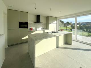 Deze hedendaagse halfopen woning met lotnummer 9 ligt op een perceel van 290 m², waarvan zo'n 84,93 m² bebouwd. Deze woning heeft een bewoonbare oppervlakte van zo'n 139,68 m². Deze woning is op de gelijkvloerse verdieping voorzien van een inkomhal met apart toilet, een ruime leefruimte met open ingerichte keuken en een was -en bergruimte. Op de eerste verdieping bevinden er zich 3 slaapkamers, waarvan 1 met dressing, een badkamer en een mooie nachthal met apart toilet. Bovendien bevat deze woning een mooie tuin. Vraag gerust naar ons lastenboek en plannen op kantoor!<br /><br />Deze nieuwe woning wordt gebouwd door Residentie Vastgoed in een rustige wijk met landelijk karakter te Houthulst, op een boogscheut van de stad Diksmuide. Houthulst situeert zich in de driehoek Diksmuide, Roeselare en Ieper. In Houthulst is het steeds heerlijk vertoeven met tal van verschillende eetmogelijkheden, winkeltjes en sportmogelijkheden. Deze hedendaagse woningen worden gebouwd volgens de meest recente energienorm en u krijgt nog volledige inspraak in de afwerking!<br /><br />Voor meer uitleg maken wij graag met u een afspraak voor een persoonlijk gesprek! Tot binnenkort? Residentie Vastgoed<br />(Vg, Wg, Gmo, Gvkr, Vv) ~ E-peil: max E35 ~ Ref. OU27695<br /><br /> Voor meer uitleg maken wij graag met u een afspraak voor een persoonlijk gesprek! Tot binnenkort? Residentie Vastgoed<br /><br />Residentie Vastgoed treedt niet op als bemiddelaar maar als verkoper van het onroerend goed