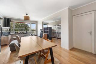 Dit charmante appartement bevindt zich aan de stadsrand van Leuven, op een boogscheut van het historische stadscentrum en met winkels, belangrijke invalswegen, Gasthuisberg, IMEC en de supermarkt allemaal op wandelafstand. Dankzij deze bijzonder gunstige ligging geniet u van een vlotte verbinding met zowel het centrum als de belangrijkste voorzieningen in en rond Leuven. Dit maakt het appartement niet alleen aantrekkelijk voor eigen bewoning, maar eveneens als investering of voor ouders die op zoek zijn naar een comfortabele woonst voor hun studerende kinderen. Het appartement wordt gekenmerkt door een ruime en lichtrijke leefruimte die meteen een aangename en open sfeer creëert. Vanuit de leefruimte heeft u toegang tot het terras, dat zich over de volledige breedte van het appartement uitstrekt en een fijne buitenruimte vormt. Verder beschikt de woning over een ruime slaapkamer en een badkamer voorzien van een douche, lavabo en aansluiting voor een wasmachine. Daarnaast zijn er een apart toilet, een praktische berging en een volledig geïnstalleerde keuken aanwezig. De combinatie van een uitstekende ligging, een praktische indeling en aangenaam wooncomfort maakt dit appartement tot een interessante opportuniteit voor zowel eigen gebruik als een duurzame vastgoedinvestering in Leuven. Mogelijkheid tot aankoop van een autostaanplaats voor 35.000 euro. Heeft u vragen of wenst u graag een bezoek? Aarzel niet om ons te contacteren via 016 22 82 22 of info@homies.be.