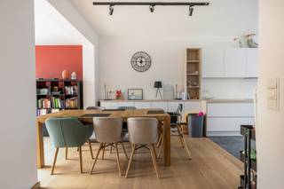 Op zoek naar een ruime, energiezuinige woning waar je meteen je intrek in kan nemen? In de Frans Robbrechtsstraat 23 te Wemmel vind je deze verrassend ruime en lichtrijke gezinswoning terug. De woning werd gerenoveerd in 2021 met oog voor comfort en hedendaagse afwerking. Dankzij o.a. zonnepanelen, een EPC-label B en twee badkamers biedt deze woning alle troeven voor comfortabel en zorgeloos wonen.IndelingBij het betreden van de woning kom je in een verzorgde inkomhal met gastentoilet. De ruime leefruimte baadt in het licht dankzij de grote ramen en schuifraam naar het terras en de tuin. Aansluitend vind je een gezellige eetplaats en een volledig uitgeruste, moderne keuken met kwaliteitsvolle toestellen en veel opbergruimte.Op de eerste verdieping bevinden zich twee slaapkamers, waarvan één met dressing/bureau; en een badkamer met dubbele lavabo, toilet en ligbad.De zolderverdieping werd volledig ingericht als derde slaapkamer met een ensuite douchekamer, ideaal als masterbedroom of studio voor tieners of gasten.Kelder.Tot slot is er een aangelegde Zuid georiënteerde tuin met terras en tuinhuis, perfect voor zomerse avonden of kindvriendelijk speelplezier.Karakteristieken- EPC-label B – energiezuinig wonen-10 zonnepanelen met batterij- Elektriciteit conform- Gelegen in het hogere deel van Wemmel, op wandelafstand van winkels, openbaar vervoer, het UZ Brussel en de Brusselse ring (R0)"- 3 volwaardige slaapkamers, waarvan één met ensuite douchekamer- Volledig gerenoveerd en instapklaar- Zuidgerichte tuin met terras en tuinhuis- Beschikbaar bij akteKom zeker een kijkje nemen in deze parel in Wemmel. Plan vandaag nog je bezoek en laat je verrassen door de ruimte, lichtinval en afwerkingsgraad van deze woning.📞 Neem contact met ons op voor een afspraak via 02 460 80 46 of info@structura.be