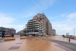 Deze gerenoveerde, instapklare en zeer goed ingedeelde studio bevindt zich op een toplocatie, dicht bij winkels, restaurants en andere voorzieningen. Perfect voor wie op zoek is naar modern wooncomfort en gemak op enkele passen van het strand te Knokke. <br /><br />Indeling: inkomhall met toilet, badkamer, mooie woonkamer, ingerichte keuken, zongericht terras. <br /><br />Mogelijkheid huren autostandplaats in het gebouw.<br /><br />Bezoeken? Graag na afspraak met Avantimmo op het nummer 050 62 50 55
