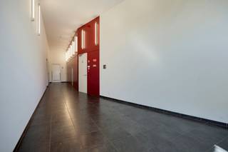 <p>Dit is voor de snelle beslisser! Toplocatie Park Belle-Vue in Kessel-Lo, gelegen op de 6de verdieping, op wandelafstand van het station en het centrum van Leuven.</p>
<p>Het appartement beschikt over een ruime open leefruimte met een volledig ingerichte hedendaagse keuken. Daarnaast is er een aparte slaapkamer, een badkamer, een afzonderlijk toilet en een praktische wasruimte. Super lichtrijk met een prachtig zicht op Leuven stad.</p>
<p>Extra troeven: autostaanplaats en fietsenstalling zijn inbegrepen in de prijs.</p>
<p>Heb je interesse en wil jij als eerste de kans grijpen om deze aantrekkelijke woning te ontdekken? We trappen onze verkoop af met een exclusieve “Avant-Première” op woensdag 1 april om 16u. Plan nu jouw bezoek via de groene ‘Plan jouw bezoek’ knop. De richtprijs bedraagt 349.000,- euro. De biedingstermijn loopt tot en met vrijdag 3 april om 21:00 uur. Bekijk het Avant-première reglement onder downloads.</p>