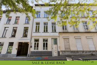 VERKOOP MET LEVENSLANG HUURCONTRACT -> INVESTERING! ZELF NIET ONMIDDELLIJK TE BEWONEN. MEER INFO: https://www.immo2life.be/nl/te-koop?view=detail&id=1246 GERENOVEERD DUPLEXAPPARTEMENT OP EEN TOPLOCATIE VLAKBIJ "GROTE MARKT" TE ANTWERPEN. De vraagprijs bedraagt 420.000 EURO, onder voorwaarde dat de huidige verkoper (M 66 jaar) het appartement levenslang kan huren aan een maandelijkse huurprijs van 1.300 EURO (met jaarlijkse indexatie) + 30 EURO algemene kosten. De verkoper wordt uw goede huisvader huurder, u moet dus zelf geen huurder zoeken. Het betreft een levenslang notarieel huurcontract dat enkel kan worden opgezegd door de huurder. Een ideale investering in vastgoed zonder zorgen met een bruto rendement van 3,71%.Dit modern gelijkvloers appartement met 2 slaapkamers en een polyvalente ruimte in de kelderverdieping maakt deel uit van een totaalrenovatieproject uit 2014. Het gebouw, een voormalige burgerwoning, werd stijlvol omgevormd tot een meergezinswoning met 4 appartementen. De ligging is ideaal: in het gegeerde historische stadscentrum van Antwerpen, in een rustige straat vlakbij de Grote Markt, met uitstekende verbindingen (N1, N12, N113 en N49a).Dit appartement biedt alle moderne wooncomfort en werd energiezuinig gerenoveerd. Zo werden de gevels en het dak volledig geïsoleerd, beschikt het pand over ramen met hoogrendementsbeglazing en wordt er verwarmd met een condensatiegaswandketel. De elektrische installatie is conform de AREI-normen tot en met 2039. De gemeenschappelijke maandelijkse onderhoudskosten zijn verwaarloosbaar aangezien er geen lift of externe syndicus is.De indeling is als volgt: inkom met gepantserde deur, gezellige woonkamer met open, volledig uitgeruste keuken, afzonderlijke berging/wasruimte, ingerichte badkamer met douche, wastafel en toilet, 1ste slaapkamer, ruime 2de slaapkamer met toegang tot de binnenkoer (20m²), polyvalente kelderruimte met ingebouwd ligbad en voorziening in de gemeenschappelijke inkomhal om fietsen te stallen.Een ideaal appartement voor wie op zoek is naar een investering met toekomstwaarde in één van de meest gegeerde wijken van Antwerpen.