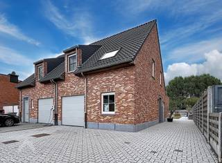 <p>Moderne, perfect onderhouden EPC-A woning. Deze halfopen woning combineert hedendaags wooncomfort met een praktische indeling en een heerlijk onderhoudsvriendelijke tuin. Bij het binnenkomen verwelkomt de inkomhal je met een gastentoilet, kan je links naar een volwaardige bureau/praktijkruimte gaan en rechts heb je toegang tot de lichtrijke leefruimte. Hier geniet je van een gezellige zit- en eethoek met een mooi zicht op de tuin. De open en volledig geïnstalleerde keuken sluit naadloos aan en biedt bovendien directe toegang tot de garage met wasplaats.</p>
<p>Buiten wacht een mooi verzorgde tuin met gezellig terras, ideaal om te ontspannen of gezellig te tafelen. De ruime oprit biedt plaats aan maar liefst 7 wagens, een absolute troef!</p>
<p>Op de eerste verdieping bevinden zich 3 comfortabele slaapkamers, een badkamer met inloopdouche, ligbad en lavabo én een apart toilet. Via een trapluik bereik je de ruime bergzolder.</p>
<p>Een moderne, verzorgde gezinswoning met ruimte, comfort én een uitstekende praktische indeling. Zeker een bezoekje waard!<br /><br />Extra troeven<br /><br /></p>
<ul>
<li>EPC A</li>
<li>zonnepanelen en 10kWH batterijsysteem</li>
<li>ventilatiesysteem type D</li>
<li>regenwaterput 10000 l</li>
<li>parket vloeren</li>
<li>handige inbouwkasten</li>
<li>nabij scholen, winkels, bushalte, belangrijke invalsweg</li>
<li>instapklaar</li>
</ul>
<p><br />Deze woning is te koop ZONDER makelaar via het concept van Smart Houses. Wenst u verdere inlichtingen of een bezoek? Contacteer rechtstreeks de eigenaar via 0479/433.556</p>