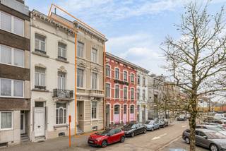 Deze prachtige en ruime kantoorruimte van circa 274 m² is gelegen hartje Hasselt centrum op slechts 100 m van de Koning Albertstraat en 300 m van de grote markt.

 Dit unieke pand heeft de afgelopen jaren een zo goed als totaalrenovatie ondergaan met uitzondering van enkele authentieke elementen. 

Bekijk zeker de plannen/foto’s op onze website via deze link  https://www.vastgoedservice.be/vgs4/pand_one.asp?Immo_ID=19725 om een perfecte indeling te zien. 

Dit prachtige pand is perfect geschikt voor volledig kantoorruimtes te maken of kantoorruimtes met woonst boven. 
Indeling van dit pand : 
GELIJKVLOERS : op het gelijkvloers kunnen 3 ruime kantoorruimtes ingedeeld worden, ook is hier sanitair, aparte toilet en veel bergruimte voorzien. 
VERDIEP 1 : op het 1ste verdiep is nu een moderne hyper uitgeruste keuken voorzien met aansluitend een Zuid-Oost gelegen terras, ook een aparte toilet hier. 
VERDIEP 2 : op het 2e de verdiep is nog een ruime kantoorruimte die ook eventueel in 2 gesplitst kan worden. 
VERDIEP 3 : op het 3e verdiep is nu 1 kantoorruimte mogelijk met sanitair, vernieuwde badkamer en apart toilet. 
VERDIEP 4 : op het 4e de verdiep is ook een grote kantoorruimte die ook en 2 kan gesplitst worden. 

Een lift plaatsen in dit gebouw is ook mogelijk. 

Verdere belangrijke troeven van deze woning : 
• Mogelijkheid om achteraan het gebouw parkeergarages te huren 
• Kelder van circa 45 m² 
• Zeer energiezuinig + zonnepanelen 5580 wattpiek 