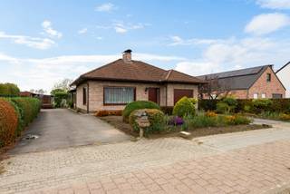 <h1><span>Ruimte om te wonen, groen om van te genieten en alle mogelijkheden om er je eigen verhaal van te maken</span></h1>
<p><span>Sommige huizen vallen op door hun afwerking, andere door hun ligging. En dan zijn er huizen waar je vooral voelt hoeveel ruimte ze je geven. Aan de Duffelsesteenweg 79 in Sint-Katelijne-Waver komen die laatste twee mooi samen: een ruime, vrijstaande bungalow met een praktische indeling, een bijzonder grote tuin en alle comfort om hier je nieuwe thuis van te maken.</span></p>
<p><span>Bij aankomst valt meteen de ruimte op. Er is plaats voor meerdere wagens, een ruime garage en zelfs extra ruimte naast de woning. Handig voor wie graag klust, veel materiaal heeft of gewoon wat extra vrijheid kan gebruiken.</span></p>
<p><span>Binnen word je verwelkomd in een ruime inkomhal, die uitgeeft op een lichtrijke leefruimte met gezellige open haard. Aansluitend vind je de keuken, met een grote berging en aparte wasplaats. Ook de ruime veranda is een fijne plek om te genieten van het licht en het zicht op de tuin. Verder beschikt de woning over twee ruime slaapkamers, een badkamer en een grote zolder die je via de vaste trap in de garage bereikt.</span></p>
<p><span>Alles werd doorheen de jaren met zorg onderhouden. De basis is dus al helemaal aanwezig om hier comfortabel te wonen, terwijl je tegelijk de vrijheid behoudt om bepaalde ruimtes op termijn naar je eigen smaak te moderniseren. Droom je bijvoorbeeld van een open keuken met een nog sterkere verbinding tussen de leefruimte en de tuin? Dan zijn er mogelijkheden om die wens verder te verkennen.</span></p>
<p><span>En dan is er natuurlijk de tuin. Een heerlijke, uitgestrekte groene plek waar je alle kanten mee uit kan. Of je nu graag tuiniert, droomt van lange zomeravonden buiten of je eigen groenten wil kweken in de grote serre: hier is er ruimte genoeg. Een plek om te genieten, te ontdekken en helemaal je eigen verhaal te schrijven.</span></p>
<p><span>En hoewel je hier volop geniet van rust en groen, liggen Duffel, winkels, scholen en openbaar vervoer vlakbij. Zo combineer je het beste van twee werelden: landelijk wonen met alles binnen handbereik.</span></p>
<p><span>Met een conforme elektriciteit en geen renovatieverplichting is de basis alvast helemaal in orde. Je hoeft hier niet eerst aan een groot renovatieverhaal te beginnen, maar kan meteen genieten van alles wat deze plek te bieden heeft.<br /><br />Interesse? Maak dan snel een afspraak via info@jamar.immo ‭03 435 31 33‬. <br />Vg, Wg, gmo, vkr, Gvv <br /></span></p>