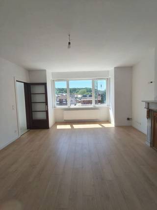 Ontdek dit charmante appartement in het hart van Aarschot, ideaal gelegen op slechts een paar minuten lopen van het station!<br /><br />Wij stellen je graag voor aan dit ruime lichte appartement vandaag! Kom gerust binnen!<br /><br />Dit appartement biedt twee ruime slaapkamers, een praktische ruime keuken, een berging en een gloednieuwe, moderne badkamer.<br />Verder stap je binnen in een lichte, uitnodigende woonkamer met mooie schouw die perfect is voor gezellige avonden thuis. De keuken is praktisch ingericht en biedt alle nodige voorzieningen voor dagelijks comfort. De 2 slaapkamers bevinden zich achteraan maw hier kruip je onder de dons zonder straatlawaai!<br />De nieuwe badkamer straalt een tijdloze luxe uit met douche, wc en badkamermeubel. Extra is een gezellige open ruimte voor bureau of speelhoek....<br /><br />Je woont hier in een buurt die dichtbij alles ligt: winkels, scholen....Het nabijgelegen station zorgt voor uitstekende verbindingen met omliggende steden.<br /><br />De gemeenschappelijke kosten zitten inbegrepen in de huurprijs.<br /><br />EPC-waarde: A of 83 kWh/m2.<br /><br />Het appartement is beschikbaar vanaf 1 juni.<br /><br />Heeft u vragen? Neem gerust contact met ons op, we helpen u graag verder! Of stuur een mailtje: info@immovdb.be.