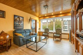 <h2>Instapklaar appartement op de eerste verdieping</h2>
<p><span>Nabij het centrum van <strong>Stabroek</strong> bevindt zich dit instapklaar appartement op de eerste verdieping. Een ideaal <strong>startersappartement</strong> of <strong>rendabele investering</strong> dankzij de sterke ligging en conforme staat.</span></p>
<h2>Indeling</h2>
<h3><strong>Inkom &amp; leefruimte</strong></h3>
<ul>
<li>
<p><strong>Inkomhal </strong>op tegelvloer</p>
</li>
<li>
<p><span><strong>Leefruimte </strong>op laminaatvloer met lichtinval</span></p>
</li>
<li>
<p><span><strong>Keuken </strong>voorzien van gasvuur, dubbele spoelbak, ijskast en diepvries</span></p>
</li>
</ul>
<h3><strong>Slaapgedeelte &amp; comfort</strong></h3>
<ul>
<li>
<p><span><strong>Twee slaapkamers</strong>, uitgerust met elektrische rolluiken, waarvan één voorzien van bedstee</span></p>
</li>
<li>
<p><span><strong>Badkamer</strong>, gerenoveerd in 2020, voorzien van lavabo en inloopdouche en toilet</span></p>
</li>
</ul>
<h2>Extra informatie</h2>
<ul>
<li>
<p><span><strong>EPC label A – 99 kWh/m² jaar</strong></span></p>
</li>
<li>
<p>Géén gemeenschappelijke kosten!<br />Blokpolis = €750/j verdeeld over het volledige gebouw</p>
</li>
<li>
<p><span>Individuele nutsvoorzieningen</span></p>
</li>
<li>
<p><span>Verkoop onder <strong>registratiestelsel</strong></span></p>
</li>
</ul>
<h2><span><strong>INTERESSE?</strong></span></h2>
<p>📞 03 568 03 03<br />✉️ info@vastgoed03.be</p>
<p>Plan vandaag nog uw bezoek!</p>