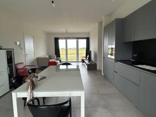 Dit prachtig appartement maakt deel uit van het woonerf "Noordvesten" en bevindt zich middenin het stadscentrum. Het pittoreske begijnhof, de jachthaven Portus Dixmuda en de Grote Markt liggen vlakbij. <br /><br />Het pand omvat een lichtrijke leefruimte met open keuken (voorzien van elektrische apparatuur van het merk AEG), een praktische berging met wasplaats en diepvriezer, 2 slaapkamers, een badkamer (ingericht met inloopdouche en wastafel) en een zuidgericht terras vooraan. Tevens is er een parkeerplaats aanwezig en een gemeenschappelijke, aangelegde tuin. <br /><br />Het appartement is uitermate goed geïsoleerd en beschikt over centrale verwarming op aardgas en dubbele beglazing. <br /><br />Vanuit deze eigendom kijkt u vooraan uit op de Handzamevaart en achteraan geniet u van het panoramische zicht van het platteland. Kortom landelijk wonen midden in de stad! <br /><br />Beschikbaar vanaf: 01/11/2026.<br /><br />Gemeenschappelijke kosten: €60/maand.<br /><br />