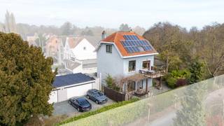 <p><strong>Te koop in Meise: karaktervolle open bebouwing in het centrum van Meise, op wandelafstand van scholen, openbaar vervoer en groene parken.</strong></p><p><br /></p><p>Deze woning combineert authentieke charme met bereikbaarheid. Dankzij de aanwezige zonnepanelen en twee batterijen (20 kWh) geniet u van duurzame energie en lagere energiekosten. De kamer met badkamer op het gelijkvloerse verdiep biedt extra comfort en flexibiliteit. Bovendien leent de woning zich perfect voor diverse woonvormen zoals co-housing, kangoeroe wonen of een vrij beroep. Andre dorpen zoals Wemmel, Grimbergen en Kapelle-op-den-Bos zijn makkelijk bereikbaar. Je geniet van een snelle verbinding naar de omliggende steden Brussel/Antwerpen via de autostrade.</p><p><br /></p><p><strong>Belangrijkste ruimtes:</strong></p><p>• Inkomhal met videofoon</p><p>• Hobbyruimte met TV-hoek en ingemaakte kasten</p><p>• Wijnkelder </p><p>• Bureel </p><p>• 2 Badkamers met douche, toilet en wastafel</p><p>• Slaapkamer met ingemaakte kasten ( 3 tot 4 slaapkamers) </p><p>• Terras</p><p>• Garage voor 3 wagens met automatische sectionale poort </p><p>• Wasplaats</p><p><br /></p><p><strong>Troeven:</strong></p><p>• Zonnepanelen met 2 batterijen (20 kWh)</p><p>• Gelijkvloerse kamer met badkamer,</p><p>• Geschikt voor co-housing, kangoeroe wonen of vrij beroep</p><p>• Conforme elektriciteit en <strong>GEEN</strong> renovatie verplichting</p><p><br /></p><p><strong>Wens je een bezoek? Contacteer dan ERA LEUS &amp;amp; TOYE via 02/335.11.12 en plan een afspraak met Thierry Van Campenhout.</strong></p>