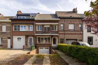 <p><span>Te renoveren woning met tal van mogelijkheden op wandelafstand van het centrum van Kontich</span></p><p><span>Deze te renoveren woning is gelegen op een perceel van 237,9 m² en bevindt zich op een uitstekende locatie op wandelafstand van het centrum van Kontich. Winkels, scholen, openbaar vervoer en andere voorzieningen bevinden zich allemaal in de nabije omgeving.</span></p><p><span>De woning biedt dankzij haar indeling en structuur tal van mogelijkheden. Bovendien kan de ruime zolderverdieping nog verder worden ingericht, bijvoorbeeld als extra slaapkamers, hobbyruimte of bijkomende badkamer.</span></p><p><span> </span></p><p><span> </span></p><p><span>Indeling</span></p><p><span>Gelijkvloers<br />Bij het binnenkomen vinden we een leefruimte met aansluitend de gesloten keuken en een apart toilet. Vanuit de leefruimte is er rechtstreeks toegang tot de tuin.</span></p><p><span> </span></p><p><span>Tuin<br />De woning beschikt over een aangename tuin met een goede privacy. De rechtstreekse toegang vanuit de leefruimte zorgt voor een mooie verbinding tussen binnen en buiten</span></p><p><span>.</span></p><p><span>Eerste verdieping<br />Op de eerste verdieping bevinden zich twee ruime slaapkamers en de badkamer.</span></p><p><span> </span></p><p><span>Zolder<br />De zolderverdieping is momenteel bereikbaar via een trektrap en biedt nog heel wat potentieel. Mits de nodige renovatiewerken kan deze ruimte bijvoorbeeld worden ingericht als extra slaapkamers, een badkamer, hobbyruimte of bureauruimte.</span></p><p><span> </span></p><p><span>Kelderverdieping (-1)<br />De ondergrondse verdieping beschikt over een ruime garage en een praktische bergplaats, wat zorgt voor extra opslag- en parkeermogelijkheden.</span></p><p><span> </span></p><p><span>Constructie</span></p><p><span>De woning beschikt over een betonconstructie, wat een stevige basis vormt voor de verdere renovatie en inrichting.</span></p><p><span> </span></p><p><span>Oprit: </span></p><p><span>De oprit biedt plaats voor meerdere auto's.</span></p><p><span> </span></p><p><span>Troeven</span></p><ul><li><span>Aantrekkelijke en uitnodigende voorgevel</span></li><li><span>Perceel van 237,9 m²</span></li><li><span>Garage met oprit voor meerdere auto's.</span></li><li><span>Ruime garage en bergplaats</span></li><li><span>Twee ruime slaapkamers op de eerste verdieping</span></li><li><span>Zolder met mogelijkheden tot uitbreiding</span></li><li><span>Privacyvolle tuin</span></li><li><span>Tal van renovatie- en indelingsmogelijkheden</span></li><li><span>Gelegen op wandelafstand van het centrum van Kontich</span></li><li><span>Winkels, scholen en openbaar vervoer vlot bereikbaar</span></li></ul><p><span>Een interessante woning voor wie op zoek is naar een renovatieproject met uitbreidingsmogelijkheden en een centrale ligging in Kontich.</span></p><p><span> </span></p><p><span>Renovatieplicht</span></p><p><span>Dit pand is onderhevig aan de renovatieverplichting die door de Vlaamse overheid wordt opgelegd voor residentiële gebouwen.<br />Consulteer voor meer informatie :<br />https://www.vlaanderen.be/een-woning-kopen/renovatieverplichting-voor-residentiele-gebouwen<br />Het lage energiepeil kan aangewend worden om bij renovatie gebruik te maken van verschillende renovatiepremies.</span></p><p><span> </span></p>