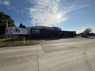 Deze moderne en multifunctionele bedrijfsruimte heeft een totale oppervlakte van 1.200 m², waarvan +/- 900 m² bestemd is voor opslag en +/- 300 m² voor kantoren. De  magazijn/opslagruimte is voorzien van een lichtstraat met rookluik, polybetonvloer en een sectionale poort. De kantoren zijn modern afgewerkt en genieten dankzij de grote raampartijen van veel natuurlijk licht. De ruimte beschikt verder over een kitchenette, sanitair en verschillende aparte burelen. Buiten is er ruime parkeergelegenheid voor personeel en bezoekers.<br /><br />De strategische ligging, op de IZ 'De Prijkels' vlak bij de op- en afrit van de E17 (1km) Deinze zorgt voor een uitstekende bereikbaarheid en vlotte verbinding.<br /><br />Aarzel niet en contacteer Panorama Bedrijfsvastgoed voor bijkomende inlichtingen, lastenboek, plannen of een plaatsbezoek 09 219 90 20.