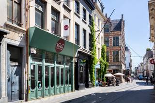 Well-located commercial property with a generous surface area of approximately 514 m², situated on Wolstraat, just around the corner from the...