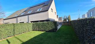 Moderne, perfect onderhouden halfopen bebouwing die comfort, kwaliteit en luxe moeiteloos combineert. De woning verwelkomt je met een dubbele...