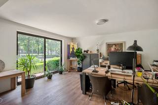 Ruim appartement van ca. 170 m² met 3 slaapkamers, garagebox en 2 terrassen op centrale ligging<br /><br />Gelegen op een centrale locatie, combineert det appartement een uitstekende bereikbaarheid met een verrassend ruim wooncomfort. <br /><br />Indeling: <br /><br />Inkomhal met gastentoilet. <br />Het appartement beschikt over een zeer grote en lichtrijke leefruimte met aangename raampartijen die uitkijken op het groen. <br />Aparte ruime keuken met aansluitend ruime berging. <br />Daarnaast zijn er drie volwaardige slaapkamers en een badkamer.<br /><br />Het gebouw dateert van 1992 en het appartement biedt een solide basis voor wie op zoek is naar een ruime woonst die naar eigen smaak kan worden gemoderniseerd. Dankzij de royale oppervlakte en praktische indeling zijn de mogelijkheden hier bijzonder groot.<br /><br />Troeven:<br /><br />Centrale ligging<br />Bewoonbare oppervlakte van ca. 170 m²<br />3 ruime slaapkamers<br />Zeer grote leefruimte<br />2 terrassen<br />Private garagebox inbegrepen<br />Gebouw van 1992<br />Veel lichtinval<br />Op te frissen naar eigen smaak<br />Interessante investering met potentieel<br />CV op aardgas (2014), via radiatoren<br />Rolluiken achteraan<br />Het appartement is heden ingericht als kantoor.<br /><br />Een unieke opportuniteit voor wie ruimte, licht en een uitstekende ligging weet te waarderen.<br /><br />EPC: label C<br />Garagebox: inbegrepen<br />Bewoonbare oppervlakte: ca. 170 m²<br /><br />* Stedenbouwkundige inlichtingen in aanvraag
