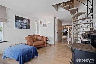 Découvrez cette charmante maison à Deerlijk, idéale pour ceux qui souhaitent combiner confort et style. À l'intérieur, vous trouverez un...