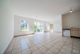 Informatie & bezichtigingen: dries.v@weinvest.be | 02 315 77 22<br />We Invest presenteert dit prachtige appartement met 1 slaapkamer van 68 m² (PEB-oppervlakte), in uitstekende staat en direct bewoonbaar. Gelegen aan de Rue Henri Huybreghts 4, op de 2e verdieping aan de achterzijde van een gebouw uit de jaren 2000 met lift, biedt het een rustige en groene woonomgeving, op slechts een steenworp afstand van het Parc de la Jeunesse en het Bois de Dieleghem. De winkels op de Place Miroir en het openbaar vervoer (tram 9, 19, bus) liggen vlakbij.<br />Optimale indeling zonder verspilde ruimte!<br />Woonruimte: Lichte woon-/eetkamer die uitkomt op een recent gerenoveerde, volledig uitgeruste keuken (oven, fornuis, afzuigkap en koelkast/vaatwasser – allemaal nieuw sinds mei 2026, nooit gebruikt).<br />Buiten: Halfovaal balkon op het westen, perfect voor de late namiddagzon.<br />Slaapkamers & voorzieningen: Slaapkamer van ca. 14,5 m², badkamer, apart toilet en hal.<br />Belangrijkste technische kenmerken:<br />Gerenoveerd in maart 2026: Volledig opnieuw geschilderd (3 lagen), afwerking en algehele opfrisbeurt.<br />Uitstekende EPC C: Energieverbruik van 131 kWh/(m²/jaar). Voldoet nu al aan de Brusselse doelstellingen voor 2045!<br />Goed onderhouden appartementsgebouw: nieuwe collectieve gascondensatieketel (2024), optimaal beheer.<br />Elektriciteit: recent elektriciteitspaneel, kleine aanpassingen te verwachten.<br />Extra's: fietsenstalling, versterkte deur, video-intercom.<br />Neem contact met ons op voor een bezichtiging! Bekijk al onze exclusieve aanbiedingen op WWW.WEINVEST.BE.