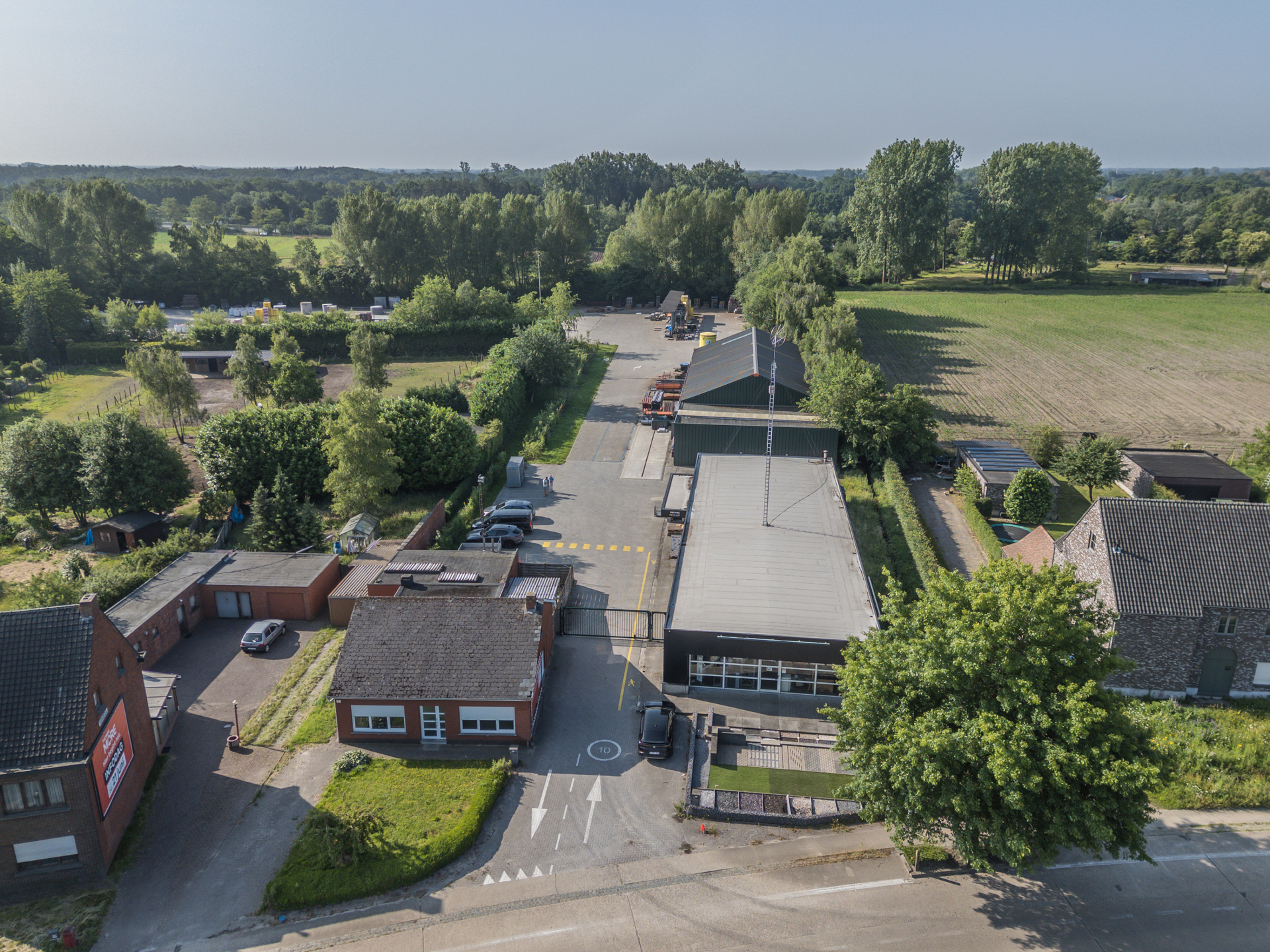 Complex met magazijn/kantoren, loods met showroom + woonst. - foto 1