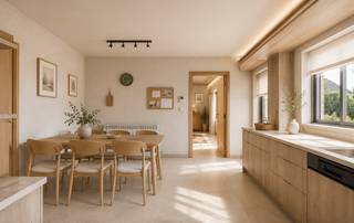 <p>Bent u op zoek naar een te renoveren woning of bouwgrond met tal van mogelijkheden, gelegen op een groot perceel en met een vlotte bereikbaarheid? Dan is dit eigendom beslist een bezoekje waard. De woning is steeds goed onderhouden en biedt royale volumes, 4 slaapkamers en een aangename tuin met prachtig uitzicht. Houd er rekening mee dat de woning dient gerenoveerd te worden en onder de <strong>renovatieplicht</strong> valt: binnen de 6 jaar na aankoop dient zij energetisch gerenoveerd te worden tot minstens een <strong>EPC-score D</strong>. Een ideale opportuniteit voor wie wil wonen in een groene omgeving met alle rust en privacy.</p>
<p><strong>GELIJKVLOERS</strong><br />U betreedt de woning via een ruime inkomhal van 10 m² op tegel. Ook via een achteringang van 5 m² heeft u bijkomende toegang.<br />De woonkamer van 42 m² op tegel is uitgerust met een pelletkachel.<br />Aansluitend bevindt zich een veranda van 23 m² op tegel waar u kan genieten van een wijds uitzicht.<br />De keuken van 20 m² is volledig uitgerust met inductieplaat, koelkast, vaatwasser, microgolfoven, heteluchtoven, dampkap, dubbele spoelbak en een praktische koffiecorner.<br />Verder vindt u op het gelijkvloers een wasplaats met douchekamer van 16 m², een bureel van 9 m² en een garage van 32 m² met automatische toegangspoort.</p>
<p><strong>TUIN EN BUITENRUIMTE</strong><br />De woning beschikt over een <strong>uitzonderlijk grote</strong> tuin met vijver, ideaal om in alle rust te genieten van het buitenleven.<br />Daarnaast is er een duivenhok met een oppervlakte van 40 m², dat ook andere invullingen kan krijgen.</p>
<p><strong>KELDER / KRUIPRUIMTE</strong><br />Praktische kelder- en kruipruimte van 17 m² op tegel, ingericht als bergkelder en technische ruimte.</p>
<p><strong>1STE VERDIEPING</strong><br />Op de eerste verdieping bevindt zich een overloop van 7 m² die toegang geeft tot drie volwaardige slaapkamers van respectievelijk 15 m², 16 m² en 13 m², allen afgewerkt met vinyl.<br />De badkamer van 8 m² is voorzien van een ligbad, enkele lavabo en toilet.</p>
<p><strong>2DE VERDIEPING</strong><br />De tweede verdieping omvat een overloop van 5 m² op vast tapijt, een vierde slaapkamer van 24 m², een berging van 8 m² en een extra zolderruimte van 20 m². Deze verdieping biedt bijkomend uitbreidingspotentieel.</p>
<p><strong>BIJZONDERHEDEN</strong><br />CV op mazout met ondergrondse stookolietank, thermostatische kranen, geboorde waterput (90 m diep), regenwaterput met inhoud 2.000 liter), automatische toegangspoort, dubbele beglazing, rolluiken, videofoon.</p>
<p><strong>POSTIEVE PUNTEN<br /></strong>Weids uitzicht<br />Veel parkeergelegenheid<br />Nabij invalswegen en autosnelwegen<br />Vier slaapkamers en twee badkamers<br />Grote, functionele ruimtes met enorm potentieel</p>