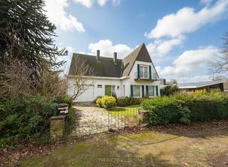 <p><span>CHARMANTE VILLA met RENOVATIEMOGELIJKHEDEN, gelegen in een GEGEERDE RESIDENTIËLE WOONWIJK te Zulte. Deze woning geniet van een RUSTIGE, KINDVRIENDELIJKE LIGGING en vormt, MITS RENOVATIE, de ideale basis om uit te groeien tot een RUIME GEZINSWONING met karakter. Dankzij de RUIME BEWOONBARE OPPERVLAKTE biedt deze eigendom tal van MOGELIJKHEDEN voor wie op zoek is naar ruimte en comfort. Bovendien bevindt de woning zich op korte afstand van winkels, scholen, openbaar vervoer en belangrijke invalswegen, wat zorgt voor een UITSTEKENDE BEREIKBAARHEID.</span></p>
Via de inkomhal met gastentoilet betreedt u de ruime woonkamer. Aansluitend bevindt zich de te moderniseren keuken met toegang tot de kelder. Verder beschikt het gelijkvloers over een te vernieuwen badkamer, een gelijkvloerse slaapkamer, een inpandige garage en een praktische buitenberging. Op de verdieping geeft de ruime nachthal toegang tot 4 slaapkamers, waarvan 1 met douche, waardoor deze woning bijzonder geschikt is voor grotere gezinnen.<br />Buitenshuis geniet u van een oprit en een groene tuin, ideaal om in alle rust te ontspannen.<br /><br />Adres: Zonnelaan 10 te Zulte<br /><br />EPC: 903 kWh/m², G-score en P-score A, Renovatieplicht van toepassing
