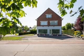TE KOOP in de PINTE aan de Polderdreef 123<br /><br />Handelspand met woonst, zeer goed gelegen nabij de N60 en E17 en op 1.5 km van het centrum van De Pinte.<br /><br />OP HET GELIJKVLOERS :<br />Inkom die toegang geeft tot de toonzaal en werkplaats.<br />Achter de trap is er ook nog een kleine kelder.<br />Vanuit de toonzaal kan men ook nog een bureau betreden.<br />achteraan is er ook nog een bergplaats + inpandige garage<br /><br />OP HET VERDIEP :<br />Via de inkom kan men zowel de badkamer als slaapkamer als living betreden. Via de living komt men in de keuken. Via de traphal kan men het ruime aangename terras betreden.<br /><br />OP HET 2E VERDIEP :<br />Via de traphal komt men op het 2e verdiep waar zich 3 slaapkamers bevinden + berging.<br /><br />TUIN :<br />Vooraan is er parkeergelegenheid voldoende om verschillende wagens te parkeren wat een pluspunt is voor de handelszaak.<br />Totale oppervlakte van de tuin is 902m2.<br /><br />Interesse?<br /><br />Voor meer informatie of een bezoek:<br /><br />📞 0473/300 700 - Stefaan<br />📧 Stefaan@speybroeck.be<br />🌐 Speybroeck Vastgoed