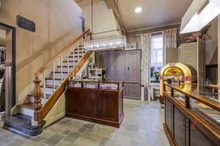 Ben je op zoek naar een exclusief en strategisch gelegen bedrijfsgebouw met een fantastische visibiliteit?Dit veelzijdige commerciële pand, gelegen...