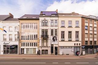 Historisch herenhuis waar wonen en werken in harmonie mogelijk zijnDeze prachtige herenwoning werd in 1880 gebouwd waarbij de lichtgrijze bakstenen...
