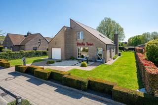 Fantastische lichtinval, ruime zonnige tuin en rust zijn slechts enkele van de kenmerken van deze knappe woning.<br />Deze uiterst goed onderhouden open bebouwing (eerste eigenaar) is gelegen in een hele rustige buurt nabij verschillende winkels, scholen en diverse invalswegen. Deze woning is ideaal voor zij die ruimte willen of iemand die thuis zijn eigen zaak wil hebben. Het pand geniet van een ruim perceel (857 m²) met aangelegde en zonnige tuin. Percelen van deze oppervlakte zijn moeilijker en moeilijker te vinden! Deze ruime woning werd met de grootse zorg gebouwd en werd sindsdien met veel zorg onderhouden. Je weet wat je koopt! <br /><br />Deze woonst geniet van een heel gunstig EPC (LABEL B, dakisolatie, condensatieketel)! Mits enkele extra maatregelen (bv zonnepanelen) zal het EPC verder dalen. Daarnaast werd de badkamer volledig vernieuwd.<br /><br />De ruime woning beschikt over mooie volwaardige ruimtes met veel lichtinval. Via de inkomhal kom je in de ruime en lichtrijke leefruimte. Samen met de aangrenzende leefkeuken geniet je van veel lichtinval en zicht op de tuin. In het verlengde van de keuken is plaats voor een gezellige ontbijthoek. Voor wie graag thuis een zelfstandige activiteit uitvoert is er een hele ruime en praktische praktijkruimte (voorheen kapsalon). Alle nodige voorzieningen zijn reeds aanwezig. Anderzijds biedt deze ruimte de mogelijkheid om een extra slaapkamer, badkamer, bureau op het gelijkvloers te voorzien.<br />De verdieping biedt u drie VOLWAARDIGE slaapkamers, een vernieuwde badkamer en zolderruimte.<br /><br />Een feestje in de tuin of genieten van de rust op een zonnige avond? Het ruime en zonnige terras en knappe aangelegde tuin biedt u hier alle mogelijkheden!<br /><br />TROEVEN:<br />- Zeer rustige ligging<br />- Ruime woning met veel potentieel<br />- Zonnige en magnifiek aangelegde tuin<br />- Lichtrijke ruimtes<br />- Zeer mooi potentieel<br />- Veel opbergmogelijkheden<br />- Instapklaar<br /><br />Afspraak maken kan via info@danimmo.be of 0485 604 991.<br />Alle stukken voor verkoop zijn beschikbaar op onze website www.danimmo.be