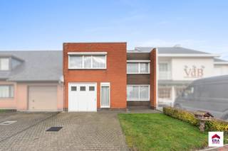 Verzorgde woning met 4 slaapkamers, tuin en garage op 275m² in Egem!Ligging: Mooie centrumligging, vlakbij basischool, bakker en slager. Op 10...