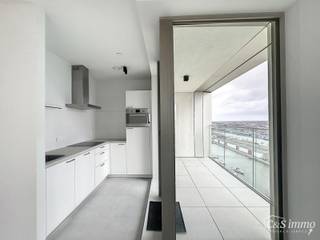 Luxe nieuwbouw appartement op de 20e verdieping met 270 graden uitzicht over Antwerpen, Park Spoor Noord, het Eilandje en de dokken. De lichtrijke leefruimte (ca. 26 m²) met open keuken (ca. 6 m²) is voorzien van een keramische kookplaat, dampkap, koelkast met diepvriesvak, combi-oven en vaatwasser - alle toestellen zijn van Whirlpool. Vanuit de keuken is er toegang tot het terras (ca. 6 m²). U geniet van een ZO zon doorheen het appartement. 2 slaapkamers (ca. 14 - 9 m²). De badkamer (ca. 5 m²) is voorzien van dubbele badkamermeubel, verwarmingselement en inloopdouche. Apart toilet. Berging (ca. 3 m²) met aansluiting voor wasmachine en droogkast. Gemeenschappelijke daktuin op de 23e verdieping van het gebouw. Privatieve meters. Privatieve kelderberging. Gemeenschappelijke fietsenstalling. Pakjesautomaat voorzien. Ondergrondse autostaanplaats aan te kopen aan 35 000 euro.
