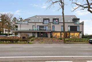 <strong>Recent afgewerkt en energiezuinig BEN-appartement in het centrum van Kasterlee.</strong><br /><br />Het appartement maakt deel uit van het stijlvolle project Marni. De ligging is perfect! Op wandelafstand van de markt, winkels, terrasjes en restaurants. De sportvelden van Duineneind liggen aan de overkant van de straat en ook de uitgestrekte bossen liggen om de hoek.<br /><br />Dit grote duplex-appartement heeft een zeer royale leefruimte met een klein terras aan de straatzijde en een prachtig zonneterras aan de achterkant. Er is een open keuken met kasten en ingebouwde toestellen. Bij de inkomhal is er een wasplaats met aansluiting voor de wasmachine.<br />Achteraan is er een eerste mooie slaapkamer en een gastentoilet.<br /><br />Op de verdieping is er een overloop (eventueel voor een bureau), de hoofdslaapkamer en de badkamer met douche en toilet.<br /><br />Er is vloerverwarming in het ganse appartement en de bewoner kan gebruik maken van eigen zonnepanelen. <br />Bij dit appartement hoort een ondergrondse parkeerplaats en een eigen privatieve kelderberging.