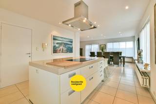 Kijkdag zaterdag 21/2 tussen 14-16u, op afspraak!Deze stijlvol gerenoveerde bungalowwoning is uitzonderlijk gelegen in De Haan, op wandelafstand van...