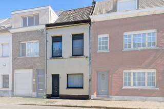 Deze op te frissen woning in Lier biedt 3 ruime slaapkamers en een grote tuin. Gelegen in een doodlopende straat, bevindt u zich op korte afstand van winkels, supermarkten, horecazaken, scholen en openbaar vervoer. Een paar meter wandelen en u staat op de netedijk.<br /><br />Grootste troeven:<br /><br />- Mogelijkheid tot 4de slpk.<br />- Grote tuin<br />- Ligging<br />- Geen renovatieplicht<br /><br />Indeling:<br /><br />Bij het betreden van de woning komt u terecht in de inkomhal, die toegang biedt tot de gezellige eet- en leefruimte. Deze aangename leefruimte sluit naadloos aan op de keuken.<br />Verder beschikt het gelijkvloers over een badkamer en veranda. De veranda geeft dan uit op de grote zuidoostgerichte tuin.<br />Via de trap bereikt u de eerste verdieping. Hier bevinden zich al twee ruime slaapkamers.<br />De afgewerkte zolderruimte doet dienst als bergruimte en slaapkamer. Deze ruimte kan worden opgesplits in nog een extra slaapkamer.<br /><br />Een ideaal huis om er uw eigen plekje van te maken.