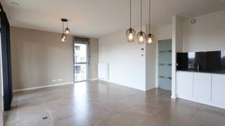 In de Rozendaalstraat in Roeselare bevindt zich dit aangename en volledig instapklare appartement op de tweede verdieping van een verzorgde residentie. Dankzij de rustige ligging en de vlotte bereikbaarheid vormt dit een ideale woonplek voor wie comfortabel en zorgeloos wil wonen.<br /><br />Bij het binnenkomen verwelkomt de inkomhal je met een praktische vestiairekast en een apart gastentoilet. Vervolgens komen we in de lichtrijke woonkamer, die mooi aansluit op de volledig ingerichte keuken. De keuken beschikt over alle nodige toestellen, waaronder een spoeltafel, vaatwasmachine, keramische kookplaat, dampkap, koelkast en combi-oven.<br /><br />Vanuit de woonkamer is er rechtstreeks toegang tot het gezellige terras.<br />Verder beschikt het appartement over een praktische berging met aansluiting voor de wasmachine, twee volwaardige slaapkamers en een verzorgde badkamer. Eén van de slaapkamers is uitgerust met een ingemaakte kast. De badkamer is ingericht met een badkamermeubel en een inloopdouche.<br /><br />Het appartement is volledig geschilderd en voorzien van verlichting en lamellen. Voor extra wooncomfort is er in de woonkamer bovendien airconditioning aanwezig. De verwarming gebeurt via centrale verwarming op aardgas.<br /><br />Als bijkomende troef beschikt het appartement over een autostaanplaats en een afgesloten private berging op de benedenverdieping. De <strong>autostaanplaats is € 60,00 per maand</strong>. De <strong>gemeenschappelijke kosten</strong> bedragen <strong>€ 70,00 per maand.</strong><br />Het appartement is <strong>onmiddellijk </strong>beschikbaar! <br /><br /><u>Ligging</u><br />De Rozendaalstraat bevindt zich op een aangename locatie in Roeselare, met een goede verbinding naar het centrum en de belangrijkste invalswegen. Winkels, scholen, openbaar vervoer en diverse dagelijkse voorzieningen bevinden zich op korte afstand. Ook de Ring van Roeselare en de verbinding richting de E403 zijn vlot bereikbaar.<br /><br /><u>Interesse in dit appartement? </u><br />Ga naar de website www.dicasa.be, klik op het pand dat je wenst te huren. Via de knop "Ik ben kandidaat" vragen we u kort een profiel in te vullen.<br />Daarna nemen we contact op voor een bezoek. Telefonisch kunnen er geen afspraken gemaakt worden.<br /> 