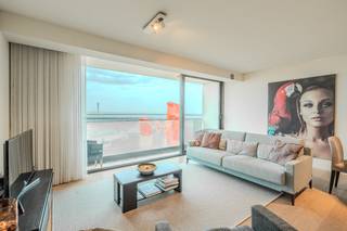 Ervaar het toppunt van luxueus wonen aan de Belgische kust met dit schitterende appartement in de prestigieuze Residentie Royal Phare, gelegen op...