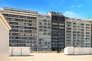 Deze instapklare studio bevindt zich op de vijfde verdieping van Residentie The Beach, met een prachtig zeezicht. <br /><br />Indeling:<br />De studio is recent volledig gerenoveerd met oog voor kwaliteit en afwerking. De leefruimte is voorzien van een parketvloer en biedt via een grote raampartij en balkon een frontaal zicht op zee en strand. De open leefruimte grenst aan een moderne, volledig ingerichte keuken met granieten werkblad, ingebouwde kookplaat, oven en spoelbak.<br />De badkamer is eveneens vernieuwd en beschikt over een inloopdouche en een wastafelmeubel; daarnaast is er een apart toilet. Ook de verwarmingsketel werd vervangen door een condenserende ketel.<br /><br />Bij de studio hoort een privatieve berging in de kelderverdieping, evenals een ruime gemeenschappelijke fietsenberging.<br /><br />Het gebouw zelf onderging recent een volledige gevelrenovatie, en werd ook uitgerust met een nieuwe lift.<br /><br />Mogelijkheid tot aankoop van een gesloten garagebox (€75.000) onder het Stübbenpark, op 50 meter van de residentie.<br /><br />Wenst u meer informatie of een bezoek ter plaatse? Contacteer ons gerust, wij leiden u graag rond.