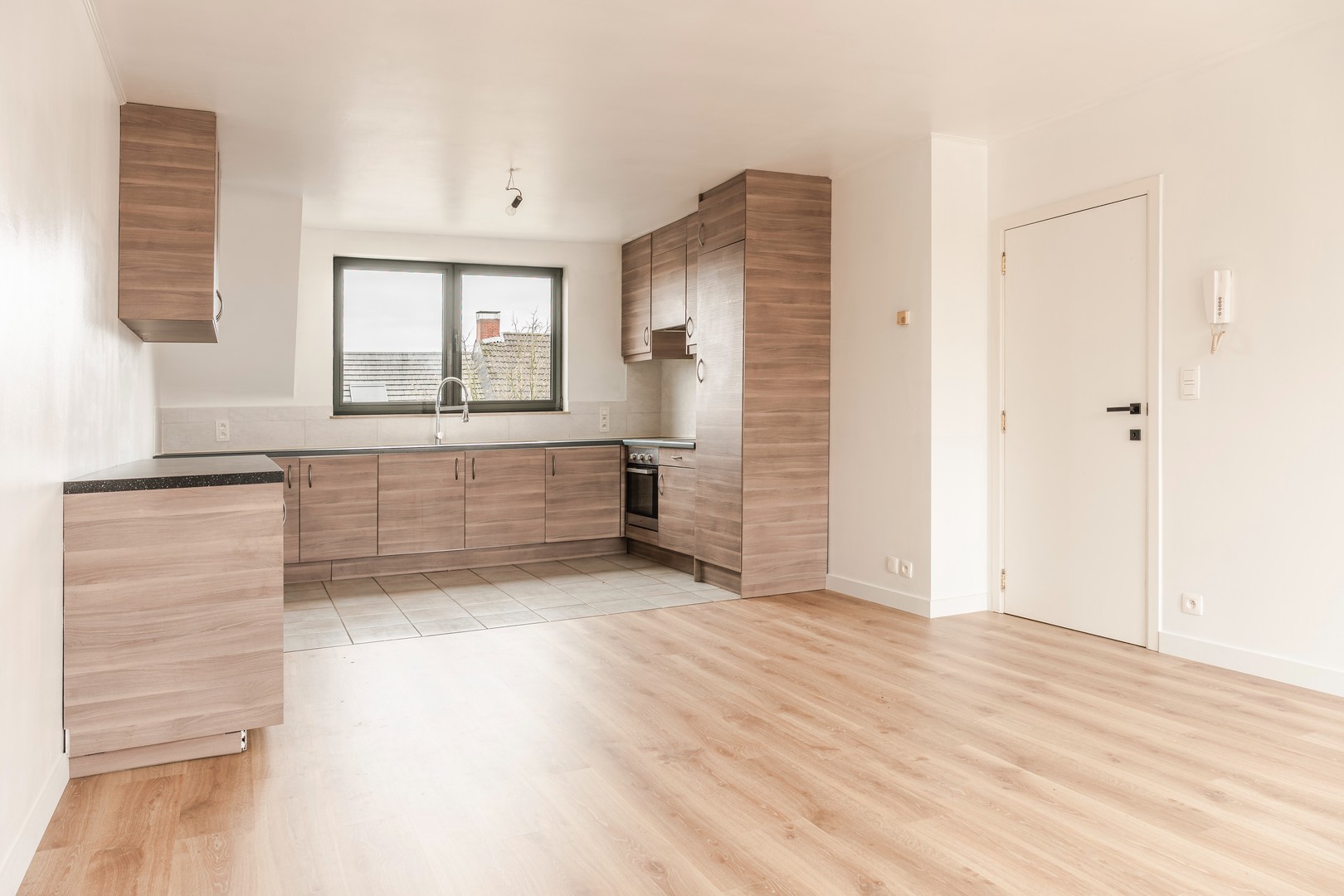 Instapklaar appartement met ruime zonneterras! - photo 1