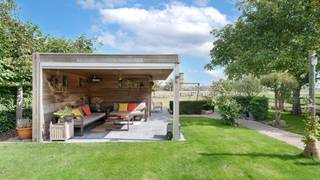 Fantastische villa op een groot en zonnig perceel van 1362 m², rustig gelegen in een doodlopende straat van een mooie villawijk. Zonder twijfel één van de beste locaties te Knokke-Heist.<br /><br />Deze tot in de puntjes verzorgde villa werd kwalitatief gebouwd en is mee met de hedendaagse energienormen. Zo werd de villa uitgerust met 34 zonnepanelen en wordt de villa verwarmd a.d.h.v. een warmtepomp, gekoppeld aan de vloerverwarming (zowel beneden als boven). Verder geniet de villa een grote inpandige garage met laadpunt en voldoende parking op het perceel zelf. <br /><br />Naast de vele troeven die deze villa te bieden heeft is de tuin misschien wel de mooiste troef. Een ongelooflijk mooie tuin, prachtig aangelegd en genietend van heerlijke zichten op de velden. Vrij zeldzaam op grondgebied Knokke-Heist.<br /><br />De villa beschikt over een uitzonderlijk woonvolume (312 m²) en werd als volgt ingedeeld: een grote inkomhal met 5m28 plafondhoogte en een aparte bureau of logeerkamer. Via een dubbele glazen deur komt u terecht in een schitterende woonkamer opgedeeld in een zit- en eetplaats en een volledig uitgeruste leefkeuken met rechtstreekse toegang naar de tuin. Naast de keuken nog een praktische bijkeuken/wasplaats en toegang naar een grote &amp; brede inpandige garage. Boven zijn er 3 volwaardige slaapkamers (waarvan 1 met zijn eigen walk-in dressing), een apart toilet en een royale badkamer met douche, bad en sauna. Grote en verzorgde opbergzolder op de derde bouwlaag.<br /><br />Op het perceel zelf nog 2 regenputten, 2 zonneluifels, een alarmsysteem, voldoende parking en meerdere terrassen in de zon. Absoluut een bezoek waard.<br /><br />Bezoeken of meer informatie?<br />Contacteer Sacha Vanrafelghem op GSM 0487/43.79.10.