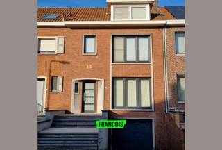 Rustig doch centraal gelegen vernieuwde rijwoning bestaande uit inkom met apart toilet, ruime en gezellige living, ingerichte keuken met gasfornuis,...