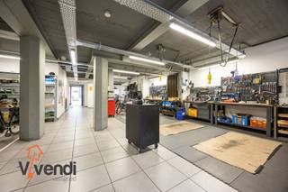 <strong>Handelspand met 2 etalages op topligging in Turnhout</strong><br />Dit uitzonderlijk ruim en lichtrijk doorloop handelspand is gelegen op een absolute toplocatie in de Leopoldstraat te Turnhout, een levendige en aantrekkelijke winkelstraat met een uitstekende passage.<br /><strong>Met een bruikbare handelsoppervlakte van ca. 260 m²</strong> biedt dit pand tal van mogelijkheden voor uiteenlopende commerciële activiteiten. Dankzij de twee etalages geniet u van maximale visibiliteit en een aantrekkelijke uitstraling naar het publiek toe.<br />De open en flexibele indeling maakt het pand uitermate geschikt voor diverse concepten, zoals een boetiek, speciaalzaak, conceptstore, horeca of showroom. Momenteel is de ruimte ingericht als een ruime open winkelruimte, met achteraan toegang tot een praktische kitchenette, sanitaire voorzieningen en een doorgang naar <strong>de privatieve parking.</strong><br />Een bijkomende troef is de mogelijkheid tot <span>drie achterliggende parkeerplaatsen</span> – ideaal voor personeel of klanten. Bovendien bevinden zich meerdere publieke parkings in de onmiddellijke omgeving, wat de bereikbaarheid aanzienlijk verhoogt.<br />Kortom, een veelzijdig handelspand op een strategische ligging met tal van opportuniteiten voor ondernemers.<br /><strong>Beschikbaar vanaf 01/11/2026.</strong><br />Zoals gebruikelijk bij handelshuur, komt de onroerende voorheffing bovenop de maandelijkse huurprijs.<br />Interesse in dit unieke pand? <br />Contacteer ons vandaag nog voor meer informatie of een bezoek ter plaatse.