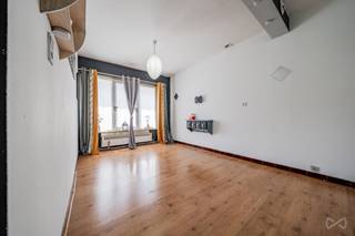 Contact : 071/15.87.87 -> charleroi@weinvest.be<br /><br />We Invest Charleroi vous présente cette maison située à Couillet, proposée à partir de 217.000 €. Offrant de beaux volumes et équipée de tout le confort d'une habitation moderne, ce bien séduira les acquéreurs à la recherche d'une maison économe en énergie, prête à accueillir ses nouveaux propriétaires.<br /><br /><br />Rez-de-chaussée : large hall d'accueil, grande pièce de vie lumineuse comprenant salon et salle à manger avec clim, cuisine équipée.<br /><br />1er étage : hall de nuit desservant trois chambres, dont une équipée d'une climatisation, ainsi qu'une salle de bain.<br /><br />2ème étage : vaste grenier offrant un beau potentiel d'aménagement pour la création de chambres supplémentaires, d'un bureau ou d'un espace de loisirs.<br /><br />Sous-sol : caves.<br /><br />Extérieur<br /><br />Jardin agréable.<br /><br />Équipements<br /><br />Chauffage central au gaz<br />Deux pompes à chaleur<br />Panneaux photovoltaïques<br />Ballon thermodynamique<br />Châssis double vitrage<br />Volets<br />Système d'alarme<br /><br />Une maison familiale bénéficiant d'équipements énergétiques complets et modernes, offrant confort, économies d'énergie et un beau potentiel d'évolution grâce à son grenier aménageable.<br /><br />Faire offre à partir de 217.000 €.<br /><br />Contact : 071/15.87.87 -> charleroi@weinvest.be<br /><br />Annonce à titre indicatif et non contractuelle, sous réserve d'inexactitude.