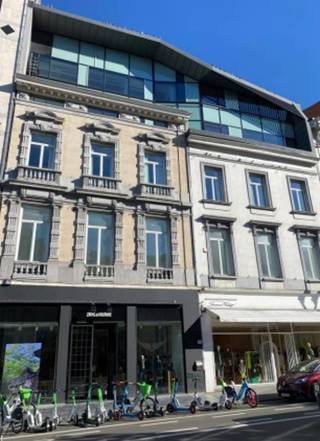 <p>Een gebouw vol karakter, gelegen in een prestigieus gebied. De kantoren zijn ruim, licht en bieden een adembenemend uitzicht op het Stéphanieplein en het Wiltcher’s Hotel.</p>
<p>Beschikbaarheid en voorwaarden:</p>
<ul>
<li>Begane grond/-1: 580 m² – Onmiddellijk beschikbaar</li>
<li>+1: 266 m² – Onmiddellijk beschikbaar</li>
<li>+3: 307 m² – Onmiddellijk beschikbaar</li>
<li>+4: 307 m² – Onmiddellijk beschikbaar (reeds opgedeeld)</li>
</ul>
<p>Huurprijs: €195/m²/jaar<br />Kosten: Vanaf €24,27/m²/jaar<br />Gemeentelijke belastingen: €19,98/m²/jaar<br />Gewestelijke belasting: €8/m²/jaar<br />Parkeren: €1.700/plaats/jaar</p>
<p>Inclusieve diensten:</p>
<ul>
<li>Liften</li>
<li>Fiets-/autoparkeerplaatsen</li>
<li>Glasvezel</li>
<li>Twee gedeelde terrassen</li>
<li>Koeling en verwarming via geïntegreerde koelstralen in het plafond</li>
<li>Internetverbinding via glasvezel</li>
</ul>
<p>Niet inbegrepen in de kosten:</p>
<ul>
<li>Internet</li>
<li>Schoonmaak van kantoren</li>
</ul>