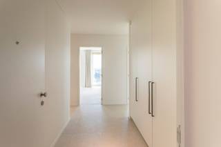 In hartje Waregem, vlakbij de commerciële stadskern vinden we dit exclusief appartement terug, gelegen op de 11de verdieping van de...