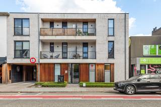 Centraal wonen is fijn. Maar nog fijner als je eenmaal thuis nauwelijks merkt dat je zo centraal woont.<br /><br />Dit recente appartement ligt in het hart van Mariaburg, maar bevindt zich aan de rustige achterzijde van het gebouw. Binnen geniet je van veel licht en een aangename indeling, buiten van een ruim terras van ca. 13 m² met zicht op groen. Een fijne plek voor een koffie in de ochtend of om na een drukke dag nog even buiten te zitten.<br /><br />Het appartement werd opgeleverd in 2021 en beschikt over twee slaapkamers en een badkamer. Dankzij de vloerverwarming, zonnepanelen en een EPC-score van slechts 64 kWh/m² woon je hier bovendien bijzonder energiezuinig en comfortabel.<br /><br />Ook praktisch zit het goed. Een ondergrondse autostaanplaats met aansluitende private berging is inbegrepen in de verkoopprijs. Wie graag over een tweede parkeerplaats beschikt, kan optioneel nog een bovengrondse staanplaats aankopen.<br /><br />En dan is er natuurlijk Mariaburg zelf. Winkels en dagelijkse voorzieningen liggen op wandelafstand, net als het openbaar vervoer met zowel bus als trein. Tegelijk sta je zo in het groen voor een wandeling in de omliggende bossen en parken. Ook Antwerpen en de belangrijkste invalswegen zijn vlot bereikbaar.<br /><br />Door de combinatie van twee slaapkamers, een recente bouw, lage energiekosten en een centrale ligging is dit een appartement dat zowel voor eigen bewoning als investering interessant kan zijn.<br /><br />Recent, energiezuinig en alles dichtbij. Maar zodra je thuis bent, vooral heerlijk rustig.<br /><br />Kom gerust eens kijken.